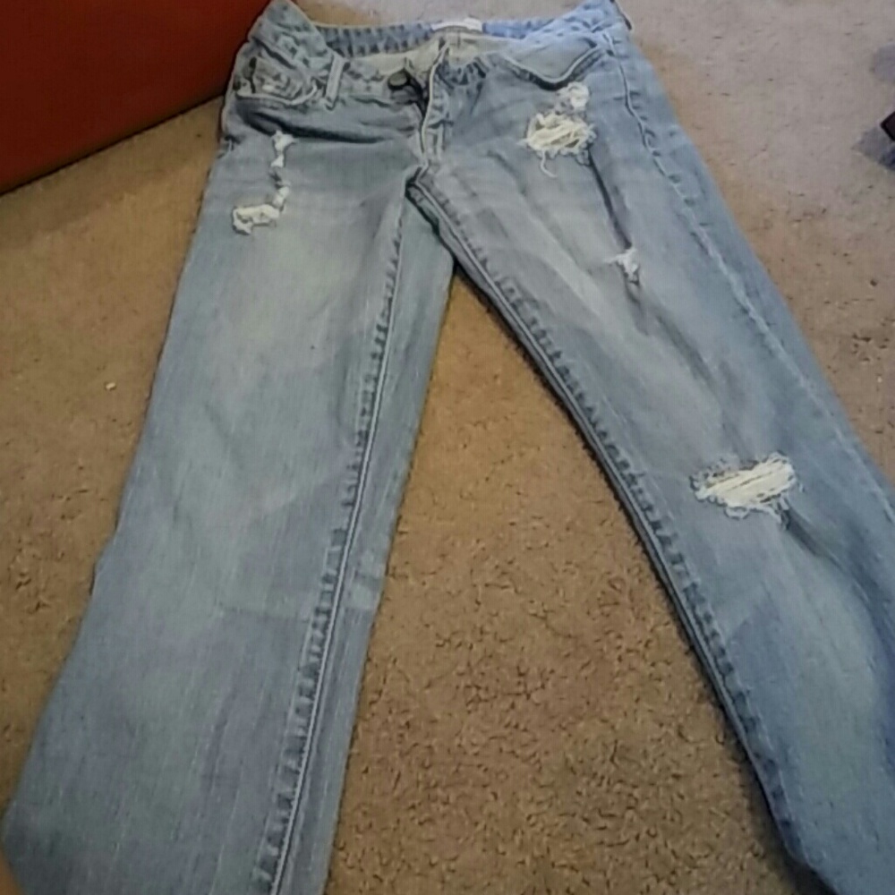 Ripped capri jeans