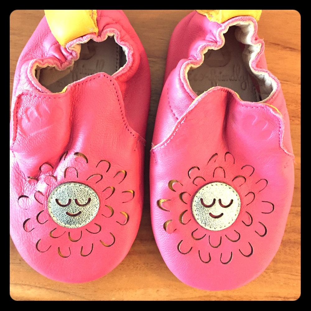 Girl's moccasin booties with sun pattern