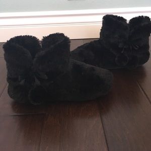 Black Pom Slippers💚