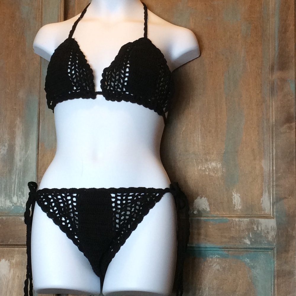 Daisy crochet  black bikini nwot size large