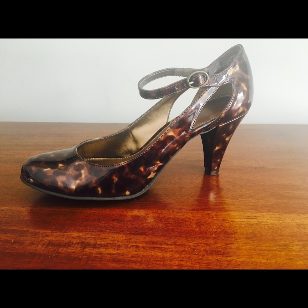 Leopard patent leather heel