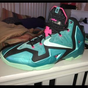 Lebron south beach 11s size 10.5