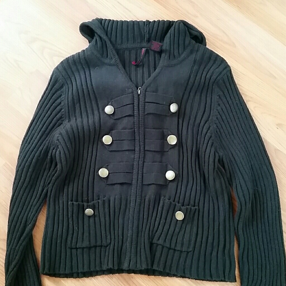 Blk sweater coat zips up with gold button accents