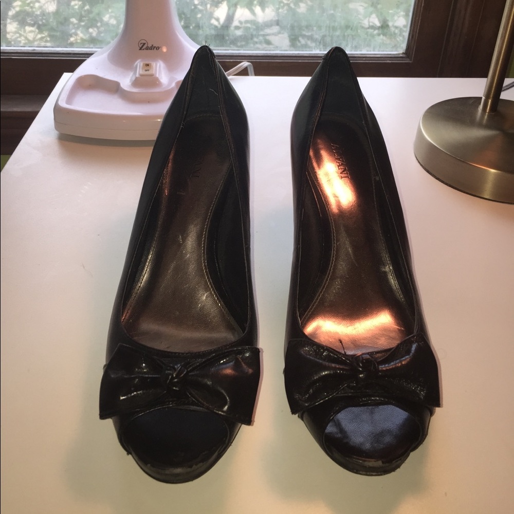 ALFANI BOW PEEP TOE HEELS
