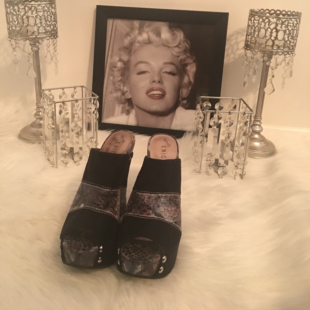 NWOT Enigma Black and Snakeskin Wedge Sandals.