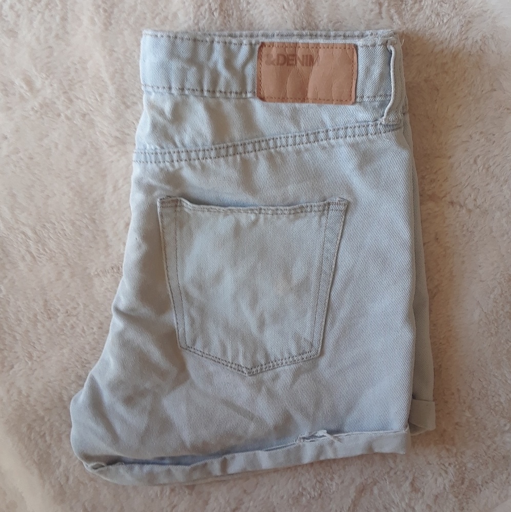 H&M light washed denim mom shorts
