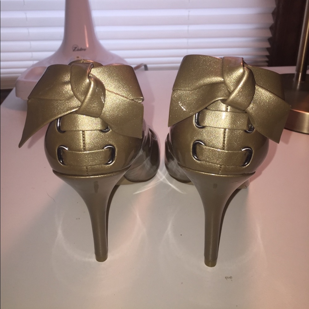 GOLD PEEP TOE HEELS