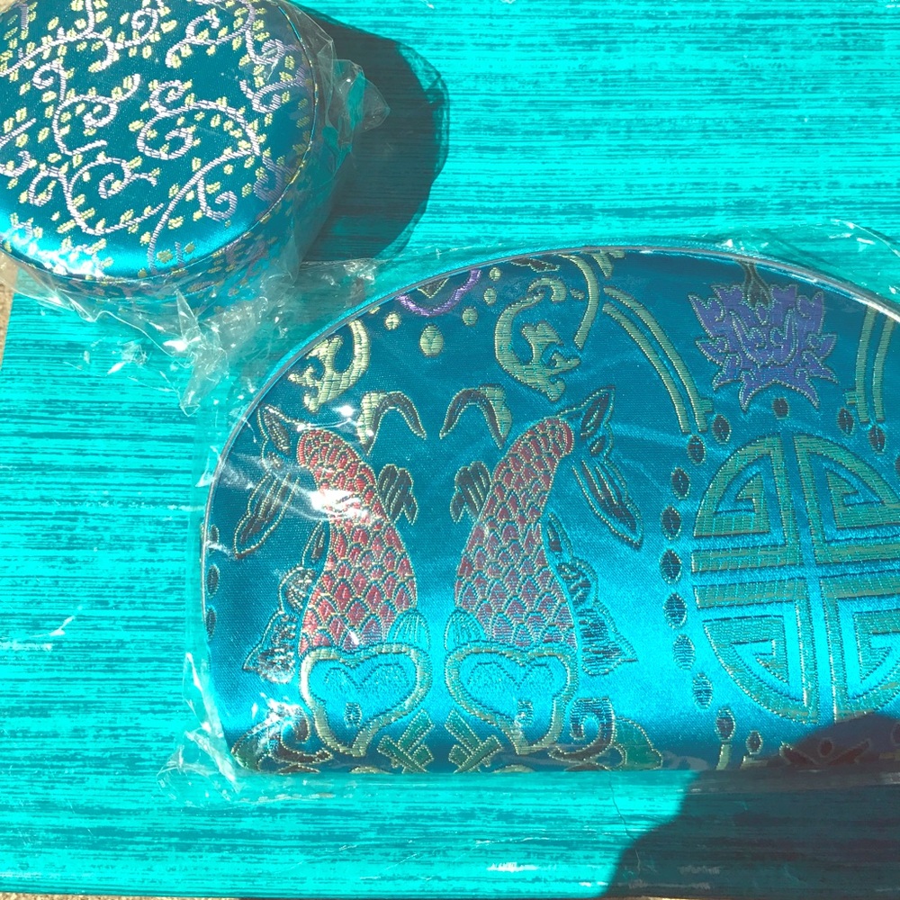 Two piece Oriental makeup bag and box 🐠