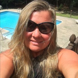 Meet your Posher, Larissa