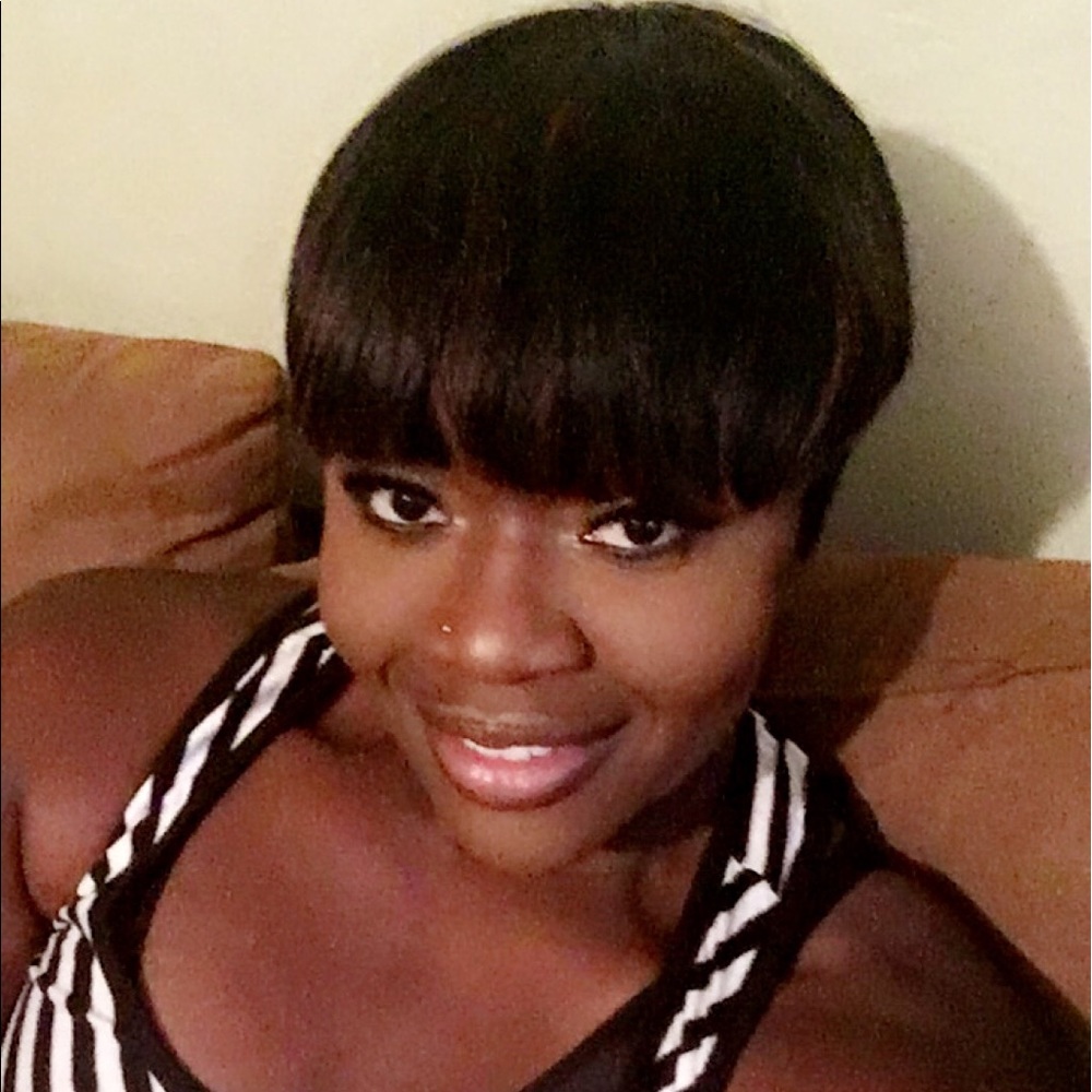 Meet your Posher, Lora