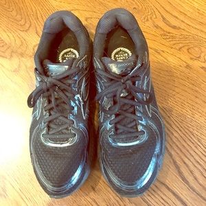 EUC Brooks Adrenaline GTS 16