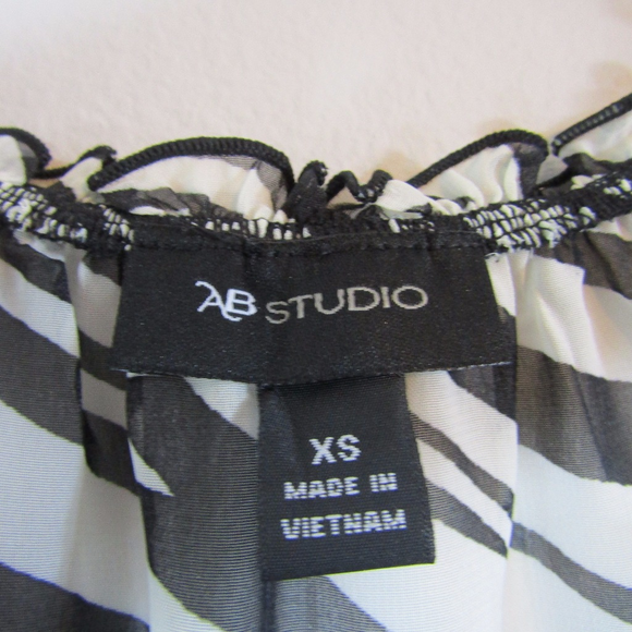 Beautiful sheer black + white zebra stripe pattern - Picture 8 of 8