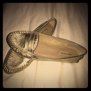 Never before worn Steve Madden gold flats.
