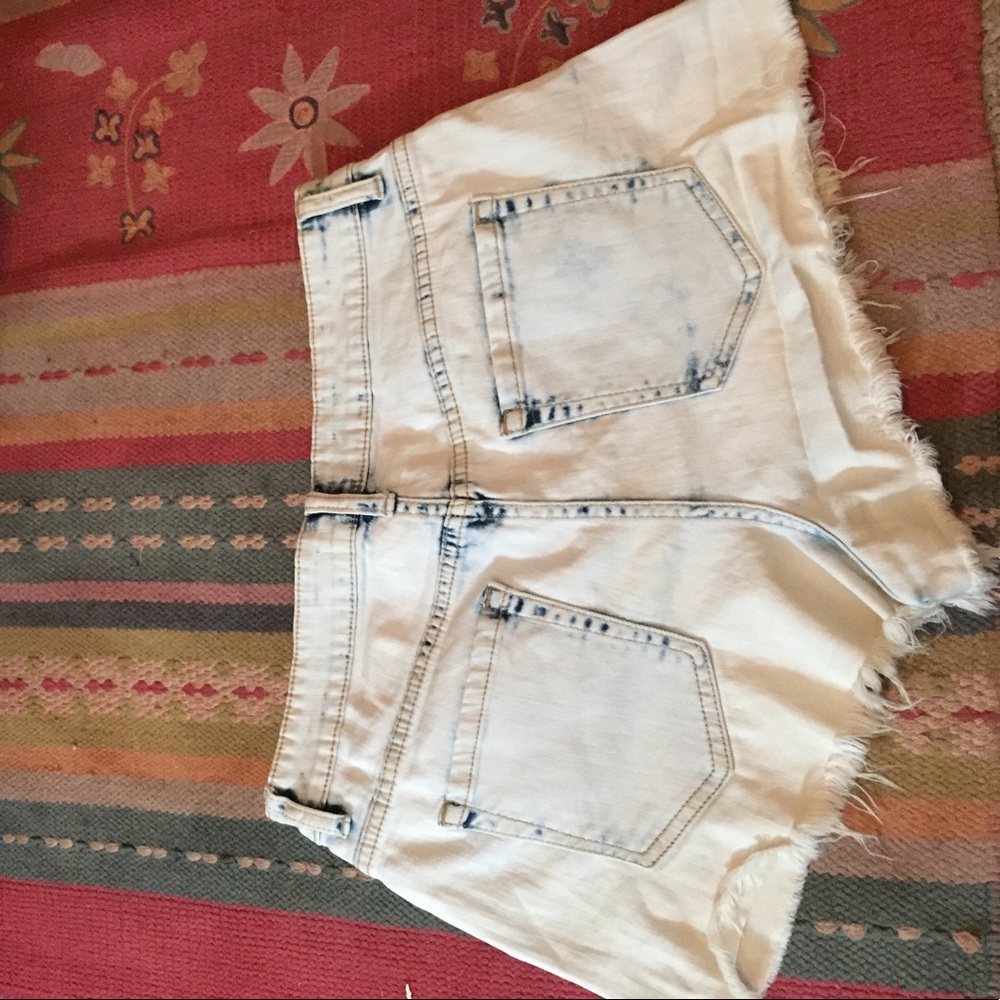 White acid wash stretchy jean shorts