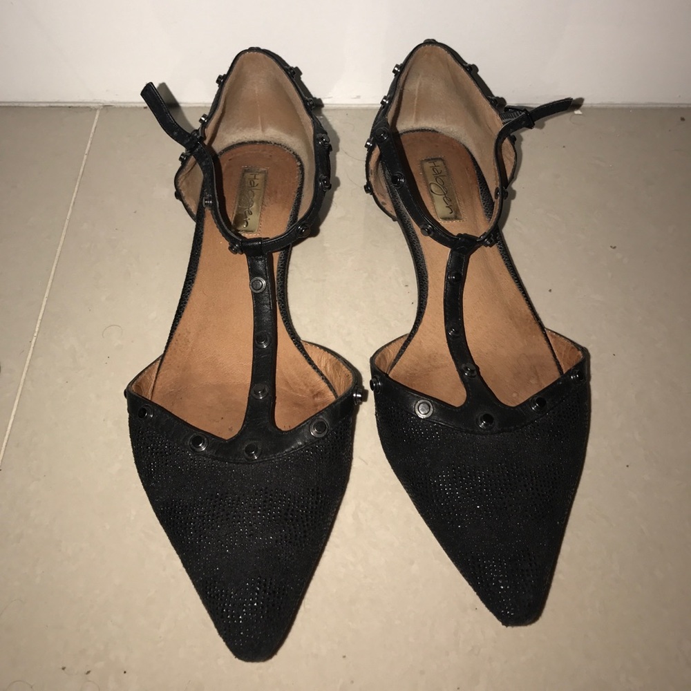 Shiny black pointy toe flats