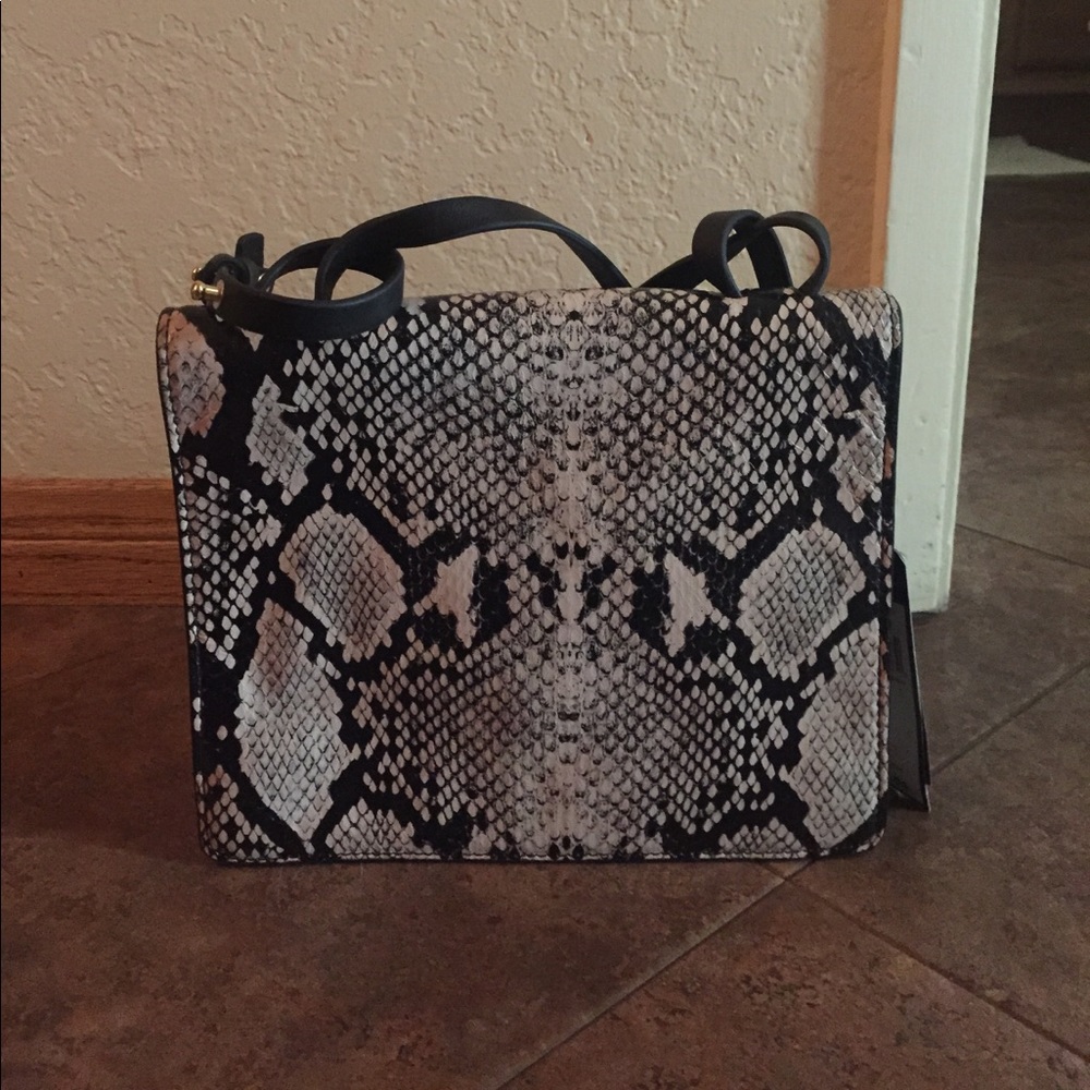 Never used shoulder bag/purse (price is negotiable