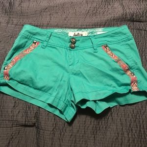 Green pocketed print shorts