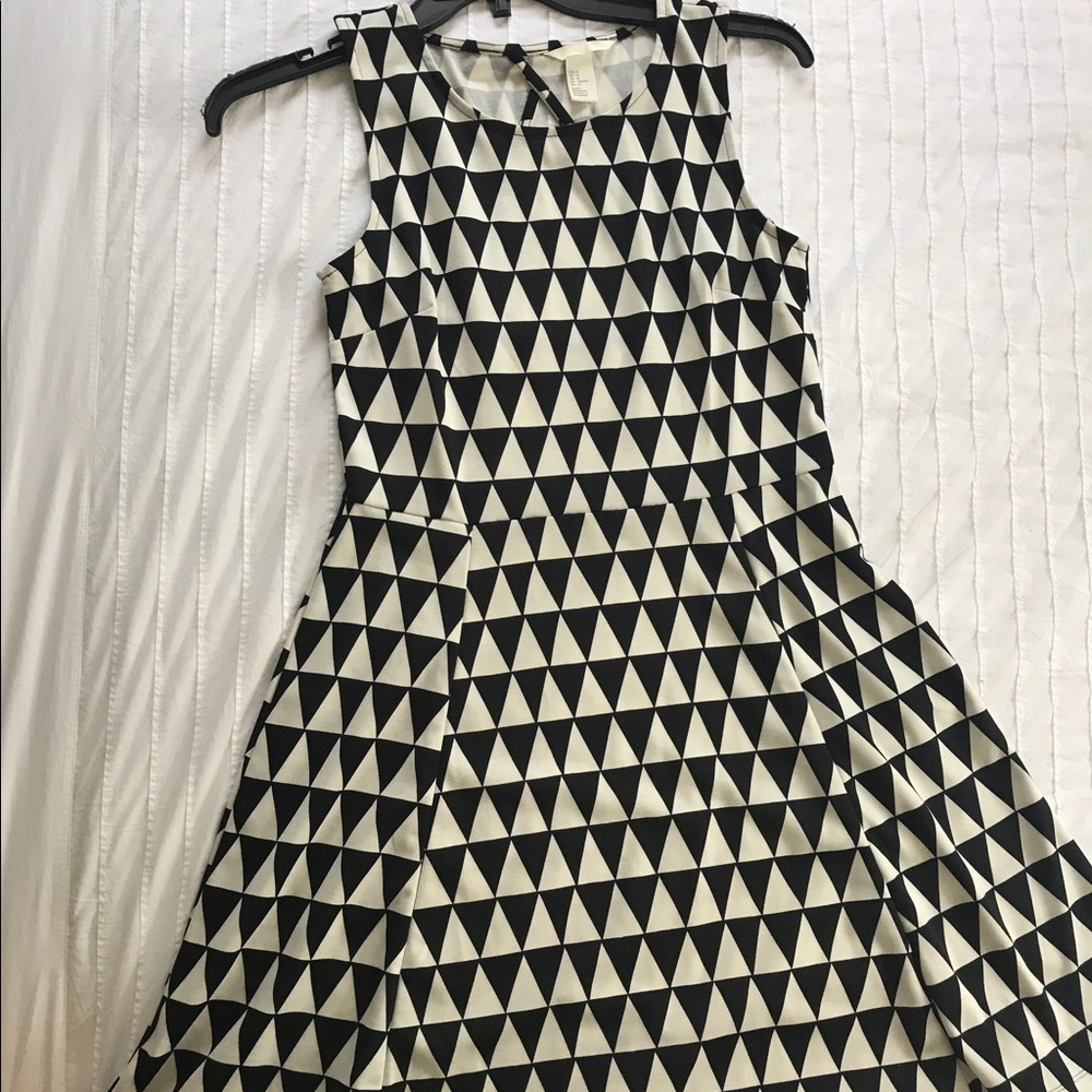 HM triangle black and white dress with back cutout
