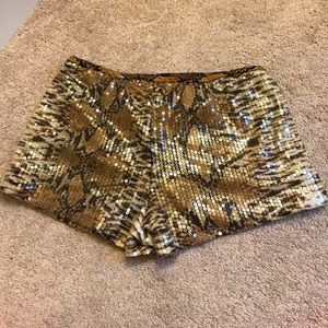 Sexy and chic short with glow!