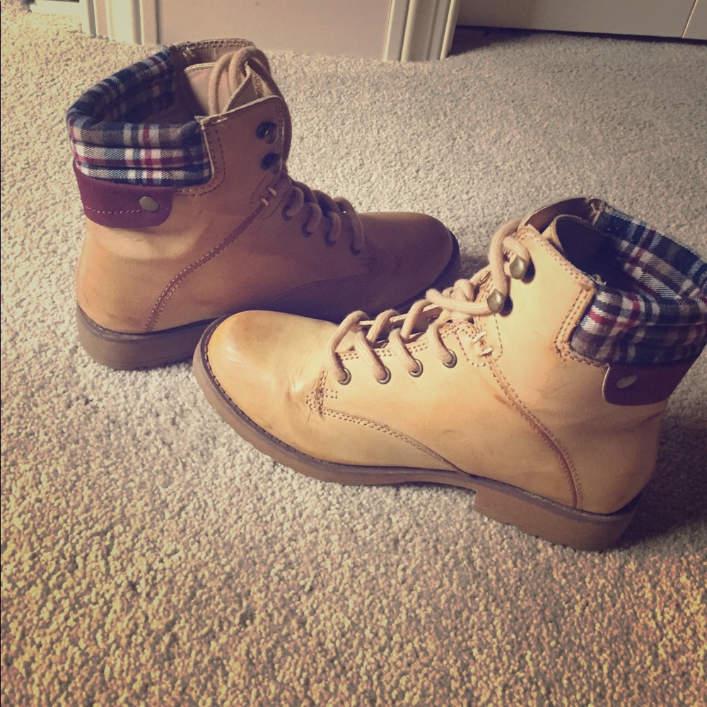 Combat boots