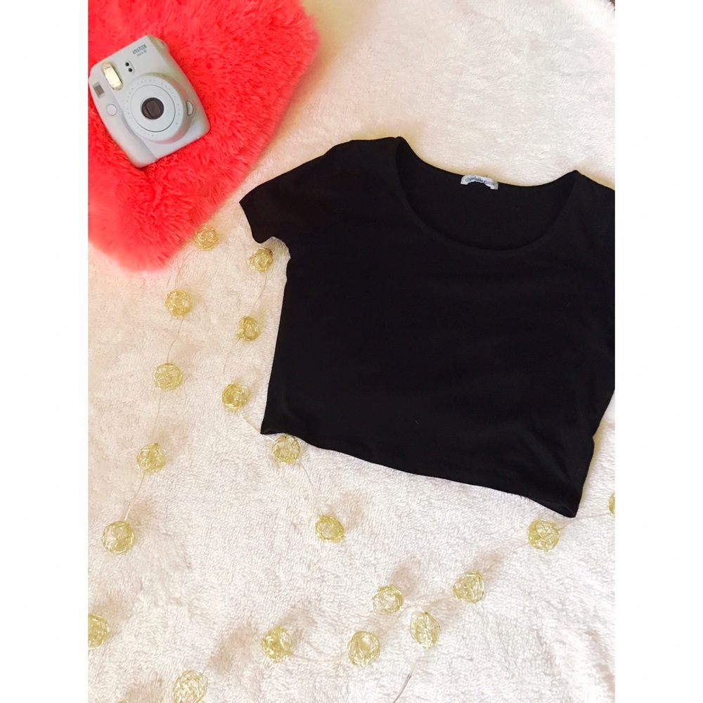 🌸5for25🌸 Black crop top! Has a cute cut out back