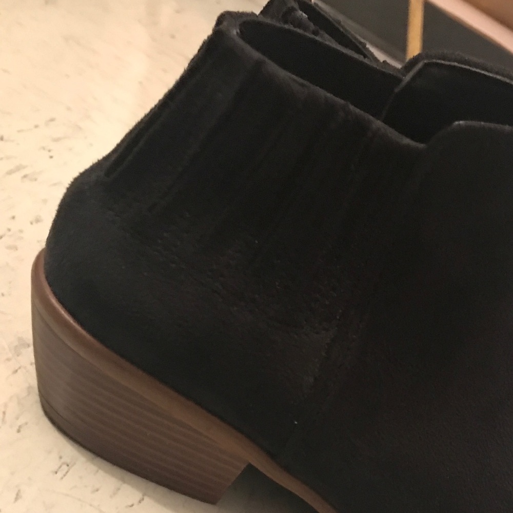 Very cute black booty heels