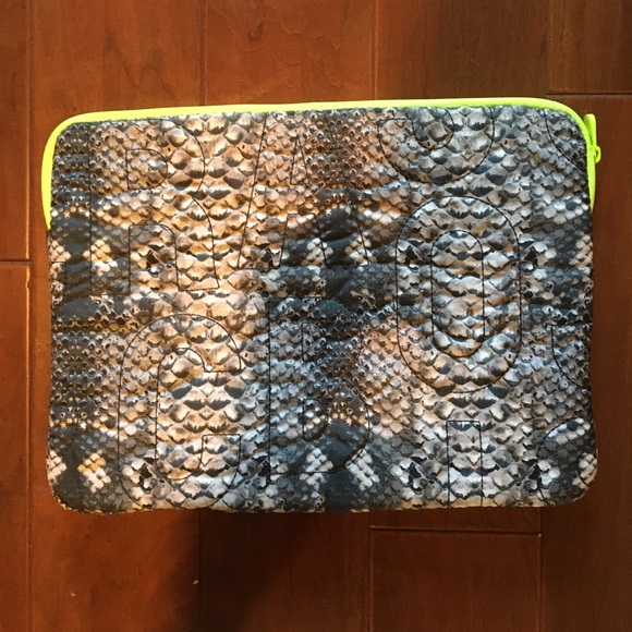 Marc Jacobs Pretty Nylon Laptop Case - Picture 2 of 4
