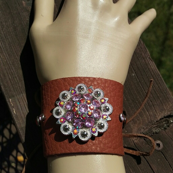 Leather cuff bracelet - Picture 2 of 3