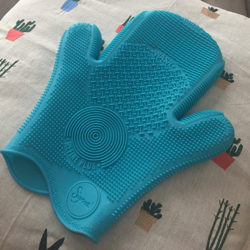 Sigma Brush Cleaner Glove Blue