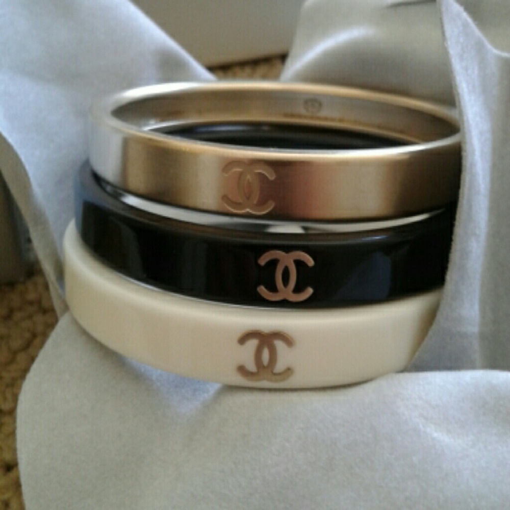 CHANEL Black, white, gold bracelets