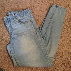 Light wash embroidered AEO jeggings. 99% cotton.