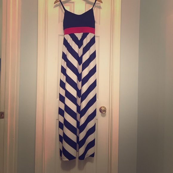 Black and white dress with red accent - Picture 1 of 2