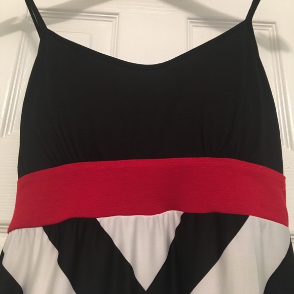 Black and white dress with red accent - Picture 2 of 2