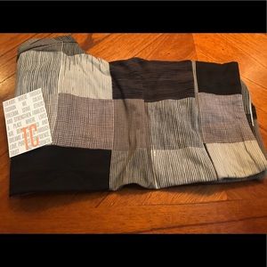 TC lularoe leggings HELD