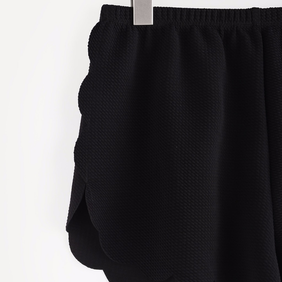 Elasticized Waist Scallop Edge Textured Shorts - Picture 3 of 4