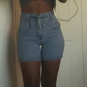 90s Vintage high waisted light wash denim shorts
