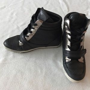 Vince Camuto wedge sneakers - black and gold -7