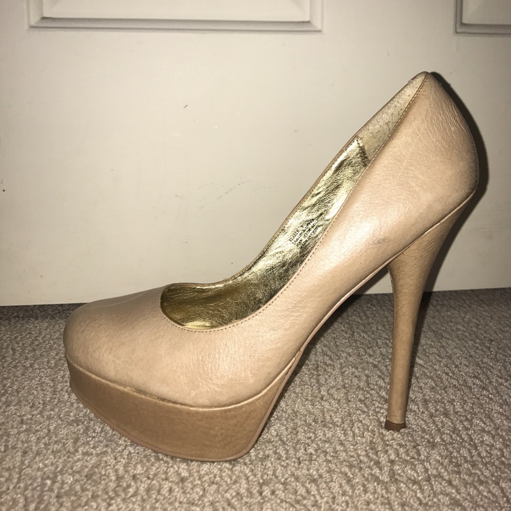 Nude platform pumps