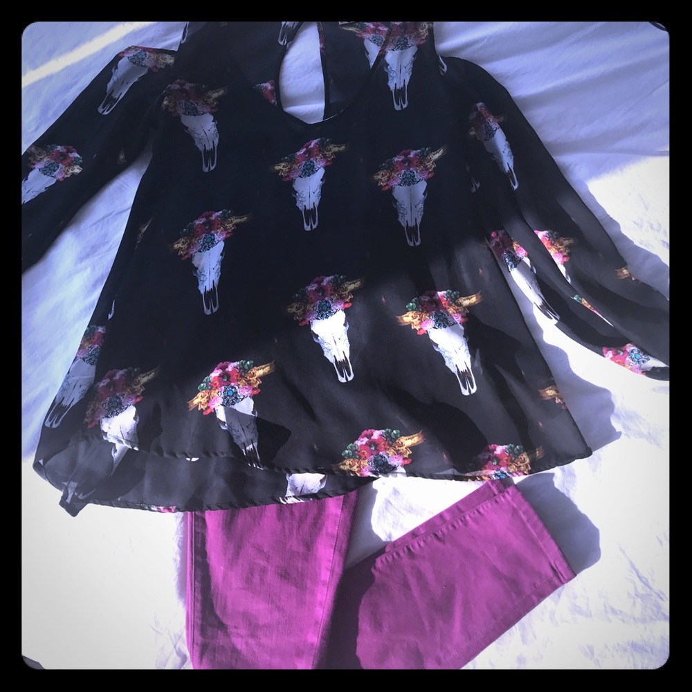 Cold shoulder skull top