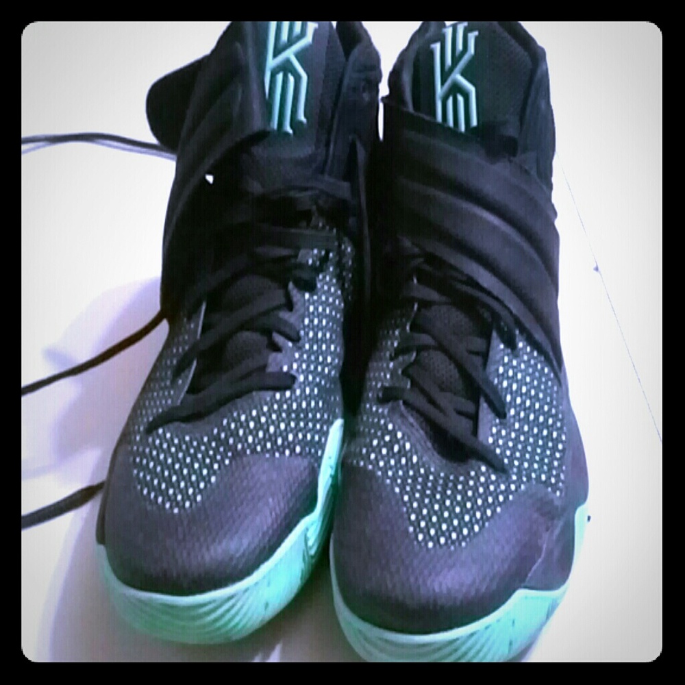Kyrie 2 Green Glow 9.9/10 Mens 12 worn twice