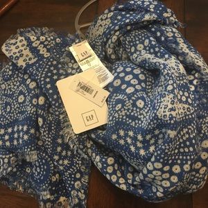 NWT, Gap scarf