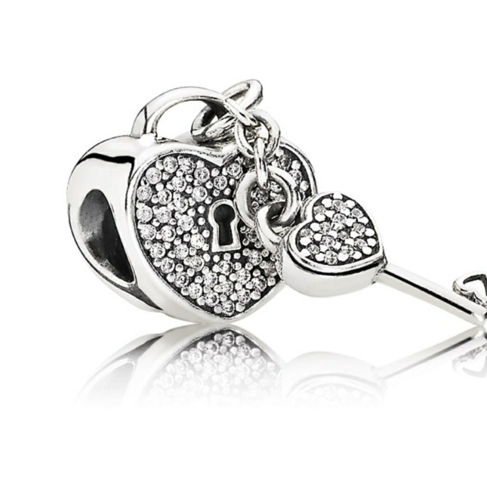 🚫🚫SOLD🛇🛇Heart and Key Charm