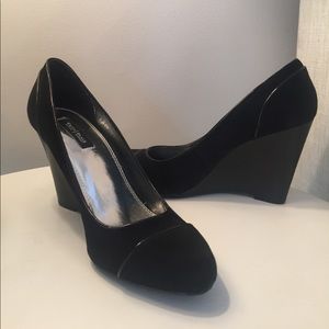 SALE! White House Black Market Wedge / Pump Size 8