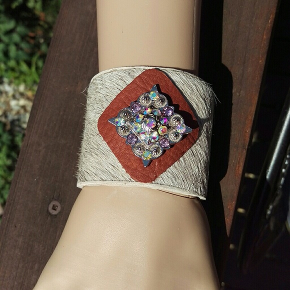 Cowhide cuff bracelet - Picture 2 of 3