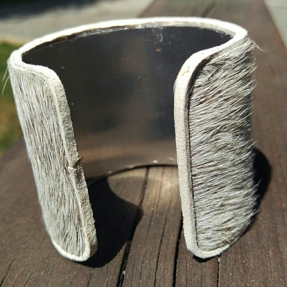 Cowhide cuff bracelet - Picture 3 of 3
