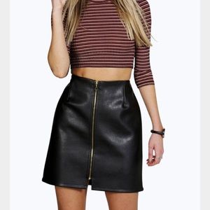 🖤 Zip front leather mini skirt