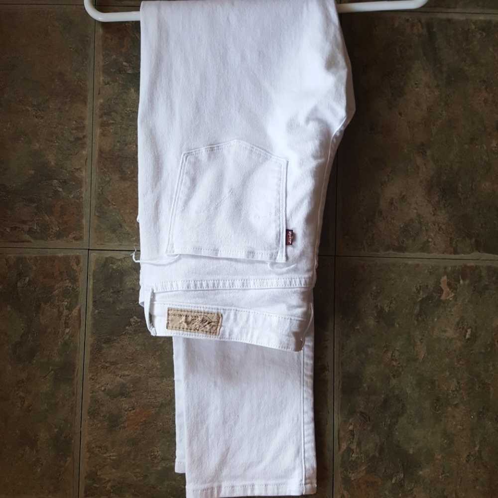 Demi curve Levi skinny