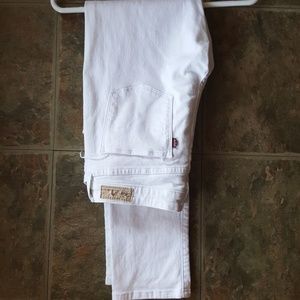 Demi curve Levi skinny