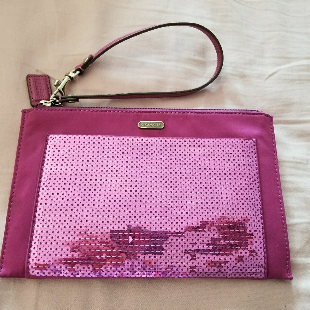 GREAT SIZE AND COLOR, beautiful clutch!