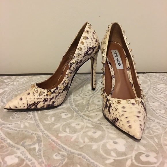 Steve Madden Shoes - Snakeskin Steve Madden heels!